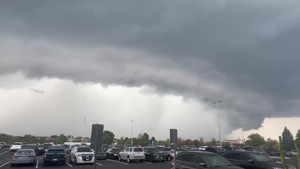 Gloomy Shelf Cloud Looms Over Parking Lot | WeatherBug