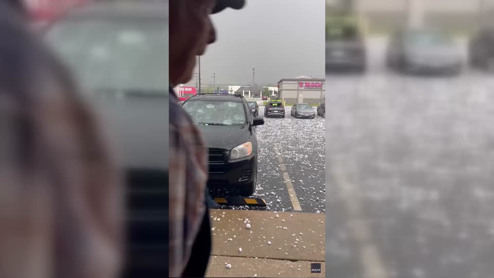 Hail Smashes Windscreens in Missouri | WeatherBug